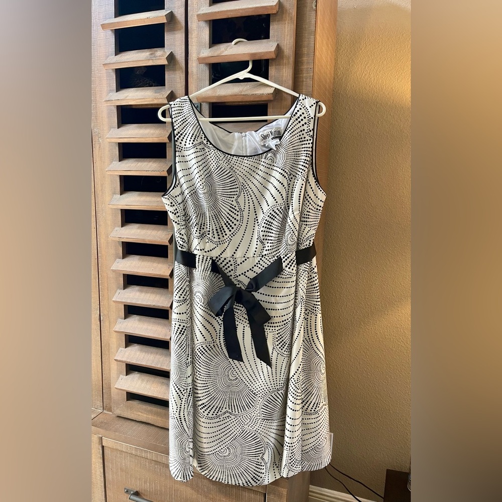 Black & white, 100% polyester dress. Size 18W. Worn one time. Excellent shape.